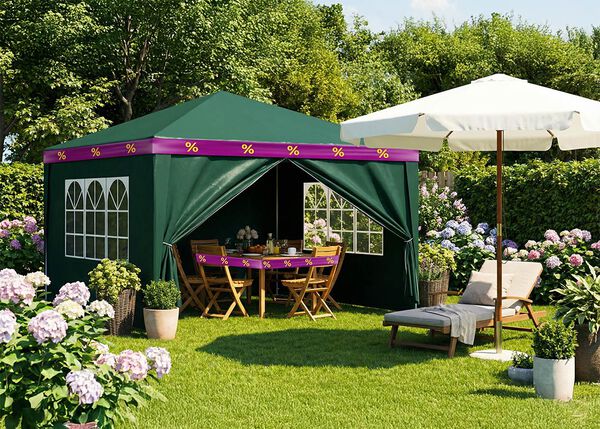 Gr&uuml;nes Partyzelt mit Holzesstisch innen, umwickelt mit lila-gelben Rabattb&auml;ndern, Sonnenschirm und Liegestuhl vorne, in einem gro&szlig;en Garten.