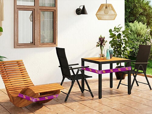 Holzliegestuhl mit Schaukelmechanik und schwarzer Tisch mit 2 St&uuml;hlen auf der Terrasse, umwickelt mit lila-gelben Rabattb&auml;ndern. Klicken Sie, um die Produkte im Angebot zu sehen.