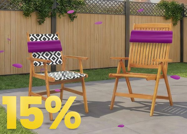 15 % Rabatt auf Gartenm&ouml;bel; zwei Holzst&uuml;hle mit gemusterten Kissen in einer Gartenlandschaft.