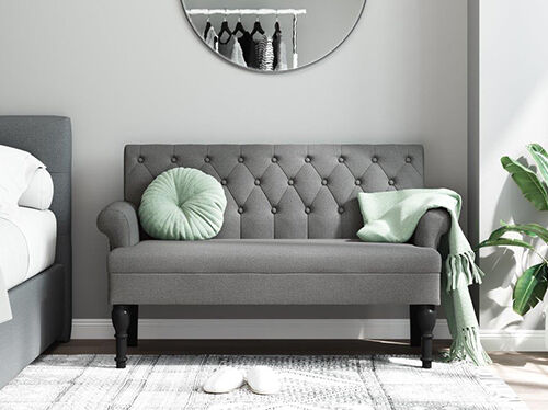 Graues, gepolstertes 2-Sitzer-Sofa in einem stylischen Schlafzimmer. Klick drauf, um die Produkte zu sehen.