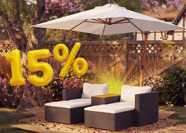 Zwei h&ouml;lzerne Outdoor-St&uuml;hle mit einem kleinen Tisch unter einem Gartenschirm, umgeben von rosa Konfetti und goldenen Ballons mit &bdquo;15 % Rabatt&ldquo;, die einen saisonalen Ausverkauf von Sonnenschirmen und Sonnenschutz hervorheben.