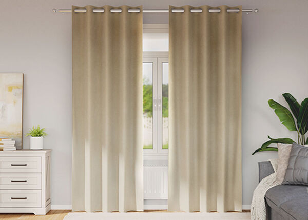 Beigefarbene Vorh&auml;nge lassen das Sonnenlicht in ein gem&uuml;tliches Zimmer herein.