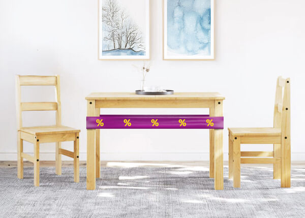 Holztisch und St&uuml;hle mit violettem Band und Rabattsymbolen in einem stilvollen Essbereich.