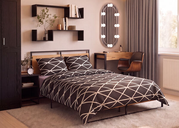 Modernes Schlafzimmer mit einem Bett aus schwarzem Metall und Holz, bezogen mit schwarz-weisser Bettw&auml;sche im geometrischen Muster, flankiert von einem passenden Nachttisch mit einem Vintage-Wecker. Ein hoher Kleiderschrank in dunkler Holzoptik steht neben schwebenden schwarzen Wandregalen, die mit B&uuml;chern, Pflanzen und dekorativen Accessoires gestaltet sind. Gegen&uuml;ber dem Bett befindet sich ein minimalistischer Schminktisch aus Holz mit schwarzem Gestell, kombiniert mit einem geschwungenen Walnussstuhl und einem ovalen Spiegel mit integrierter Beleuchtung. Bodentiefe graue Vorh&auml;nge umrahmen ein grosses Fenster, das den Raum mit warmem Tageslicht erf&uuml;llt, w&auml;hrend ein weicher cremefarbener Teppich und ein heller Holzboden f&uuml;r eine gem&uuml;tliche, moderne Atmosph&auml;re sorgen.