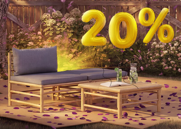 Outdoor-Bambus-Loungesofa mit grauen Kissen und passendem Couchtisch in einem Gartensetting, umgeben von rosa Konfetti und goldenen 20%-Rabatt-Ballons, die saisonale Angebote f&uuml;r Outdoor-Loungem&ouml;bel bewerben.