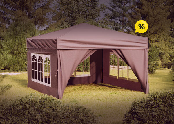 Zelt in der Natur mit Tisch und St&uuml;hlen im Inneren und gelben Discount-Symbolen. Klick drauf, um die Produkte im Angebot zu sehen.