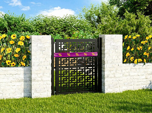 Schwarzes Metall-Gartentor mit lila-gelbem Rabattband umwickelt, eingerahmt von wei&szlig;em Betonzaun mit Blumen und Gr&uuml;n im Hintergrund. Klicken Sie, um die Produkte im Angebot zu sehen.