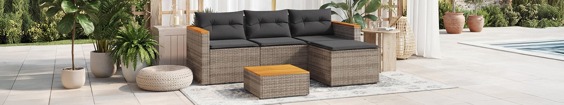 3-teiliges Sofa-Set aus Rattan mit Kissen und Couchtisch für draussen. Klick drauf, um die Kollektion zu shoppen.