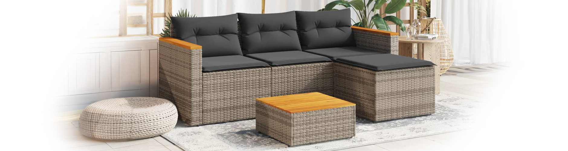 3-teiliges Sofa-Set aus Rattan mit Kissen und Couchtisch für draussen. Klick drauf, um die Kollektion zu shoppen.
