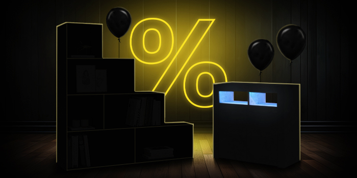  Schwarze modulare Aufbewahrungseinheiten mit schwarzen Ballons vor einem leuchtend gelben Prozentzeichen auf dunklem Holzboden.