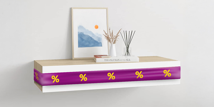 Weisses Wandregal mit lila Schleife und Rabattsymbolen, mit Deko in einem stilvollen Zimmer. Klick drauf, um die Produkte im Angebot zu kaufen.