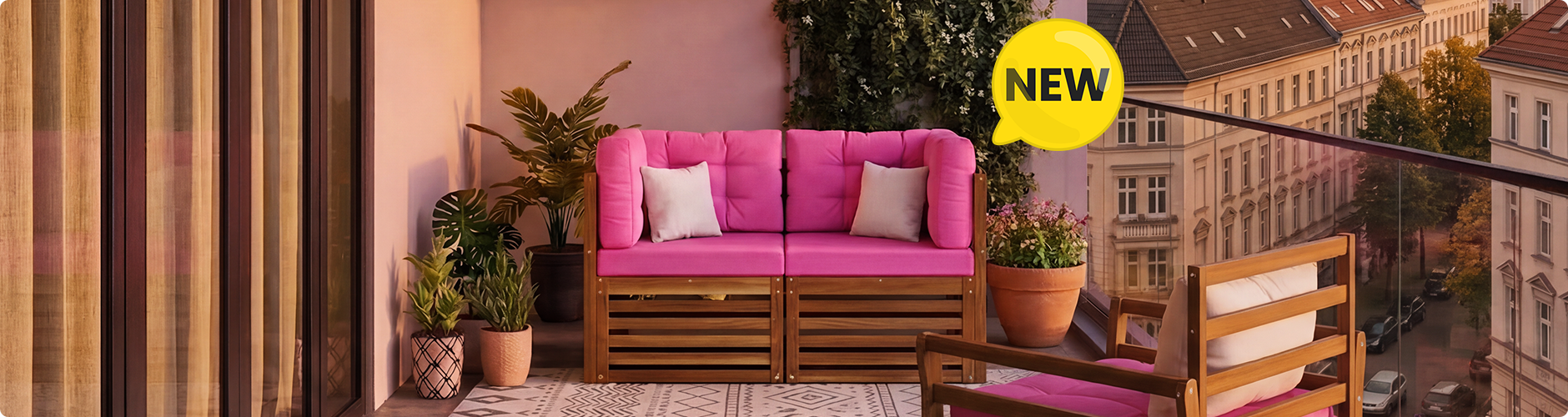 Neues modulares Balkonsofa-Set mit kräftigen rosafarbenen Kissen und Rahmen aus Massivholz, auf einem Stadtbalkon mit Pflanzen und Glasgeländer, NEW-Badge sichtbar