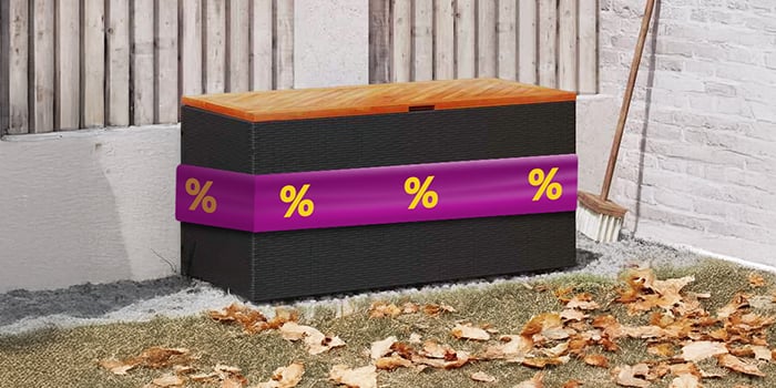 Schwarze Aufbewahrungsbox für draussen mit Holzdeckel und lila Schleife mit Rabattsymbolen in einer Gartenumgebung. Klick drauf, um die Produkte im Angebot zu kaufen.
