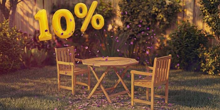 Runder Holz-Outdoor-Esstisch mit drei passenden Stühlen und Kaffeetassen in einem Gartensetting, umgeben von rosa Konfetti und goldenen 10%-Rabatt-Ballons, die ein saisonales Angebot für Outdoor-Esstische bewerben.
