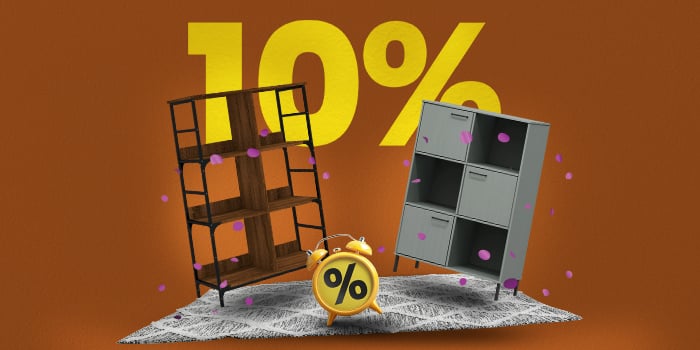 Banner mit zwei Bücherregalen, Teppich und Wecker mit großem gelben Text „10%“.