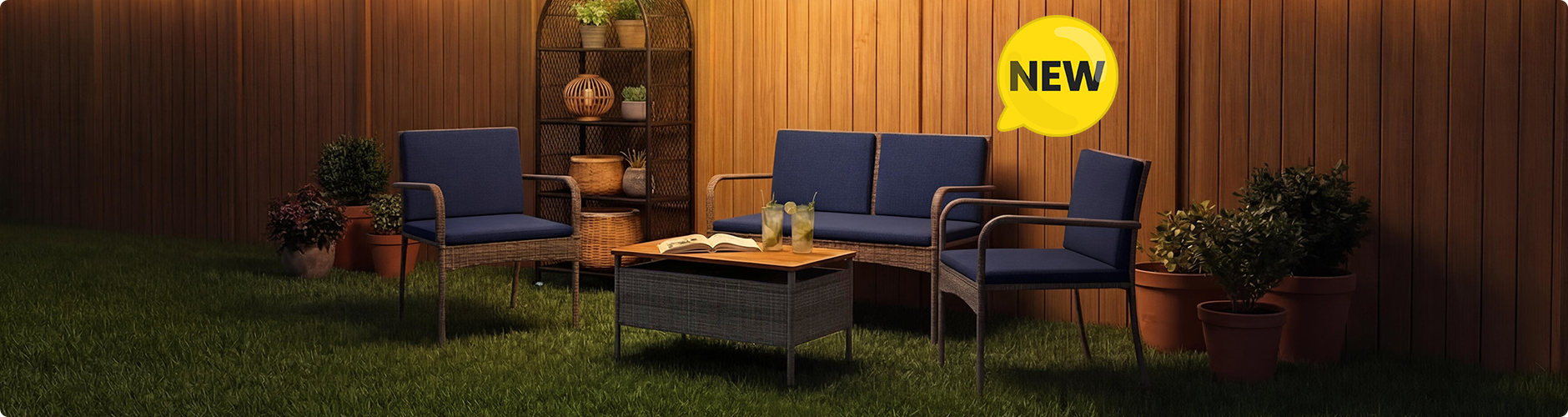 Neues Rattan-Gartenmöbel-Set mit marineblauer Polsterung, bestehend aus einem Zweisitzer, zwei Sesseln und einem Couchtisch mit Stauraum auf einem Rasen, NEW-Badge sichtbar