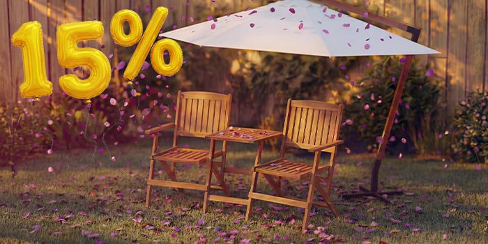 Zwei Rattan-Outdoor-Loungestühle mit Kissen und einem kleinen Tisch unter einem großen Garten-Sonnenschirm in einem gemütlichen Hinterhof, umgeben von rosa Konfetti und goldenen 15%-Rabatt-Ballons, die einen saisonalen Sale für Sonnenschirme und Schattenspender hervorheben.