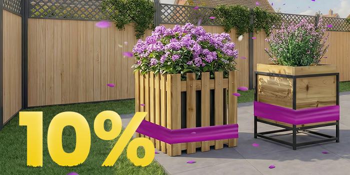 Holz-Pflanzkästen mit blühenden violetten Blumen auf sonniger Terrasse, mit Banner zur Frühlingsaktion 10 %.