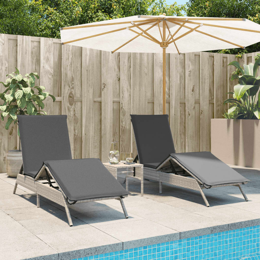 vidaXL Sonnenliegen 2 Stk. mit Tisch Hellgrau Poly Rattan