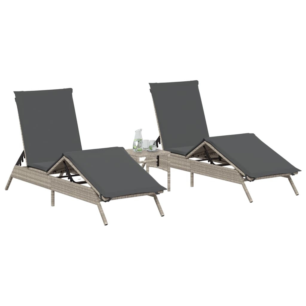 vidaXL Sonnenliegen 2 Stk. mit Tisch Hellgrau Poly Rattan